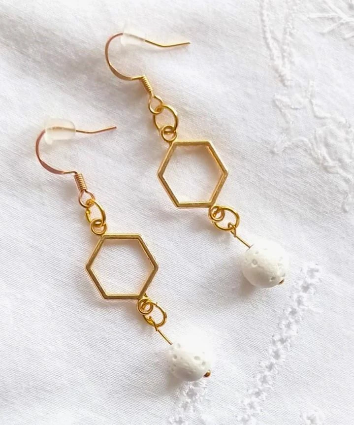 Boucles dorées octogonales pierre lave blanche de Santorin en Grèce neuves